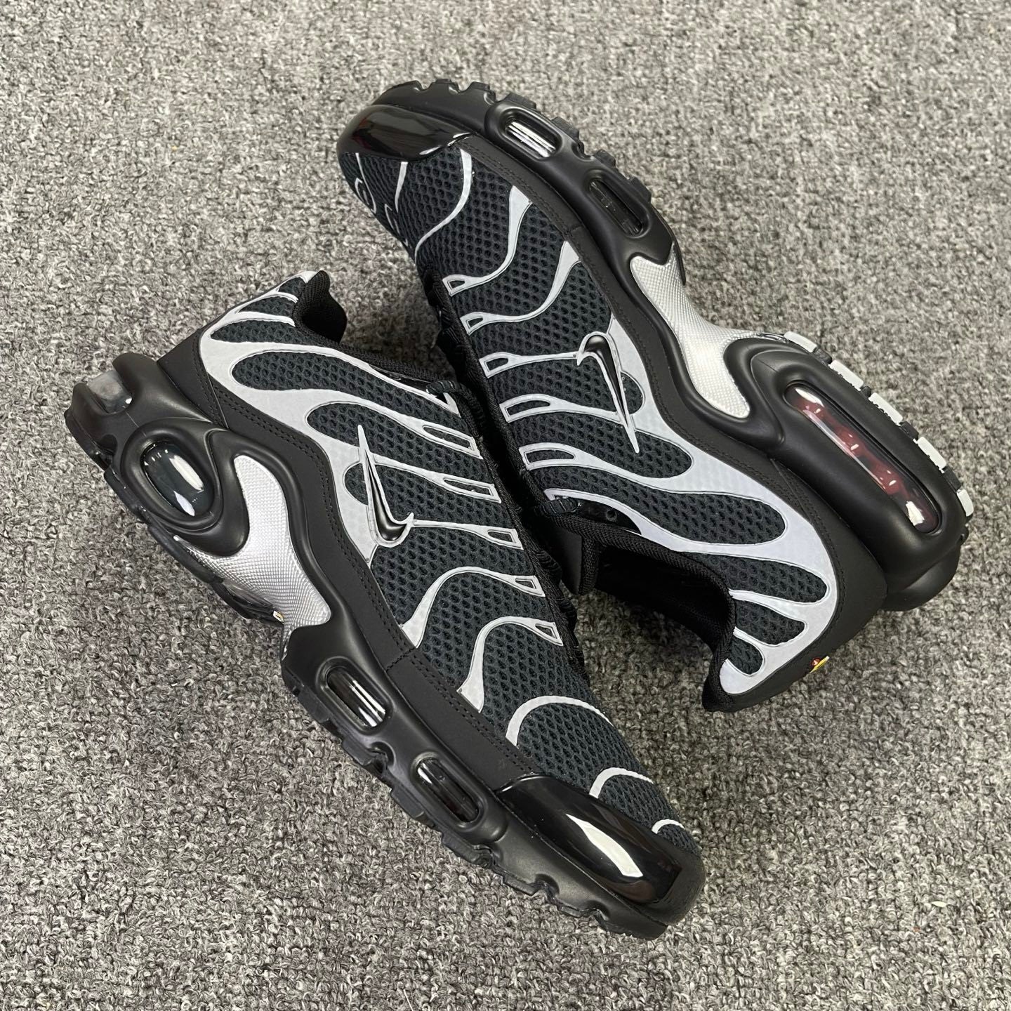 TN "Black Reflective Silver"